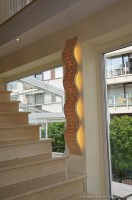 Design-Wandleuchte aus Holz